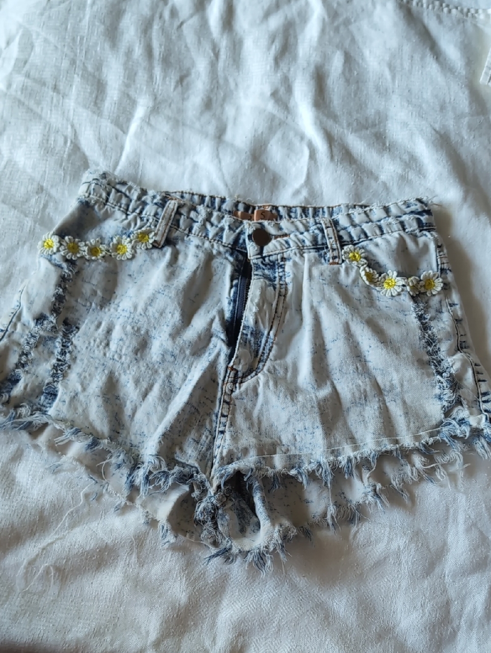 36 Point 5 Light Acid-Wash Denim Shorts with Daisy Trim